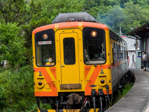 Lingjiao Taiwan September 2021 Tåg Pingxi Järnvägslinje Som Reser Den — Stockfoto