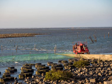 Wanggong - 3 Ocak 2021 tarihinde Wanggong, Changhua County, Tayvan 'da Intertidal Zone cephesi kuruldu. Wanggong tipik bir balıkçı köyüdür ve istiridye kültürü ve zengin doğal manzaralarıyla ünlüdür..