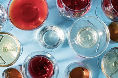 Hayat dolu, mavi arka planda gölgeli kokteyller.