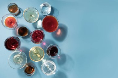 Hayat dolu, mavi arka planda gölgeli kokteyller.