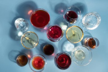 Hayat dolu, mavi arka planda gölgeli kokteyller.