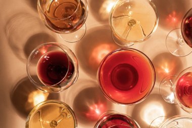 Bej arka planda gölgeli canlı renkli kokteyller.