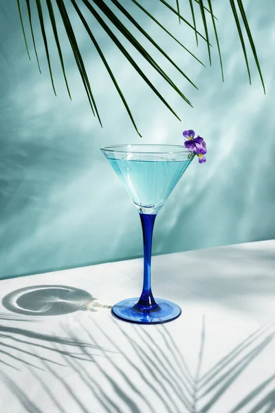 Cocktail Blue Colored Table Sun Shadows Reflection Water Blue Background — Foto de Stock