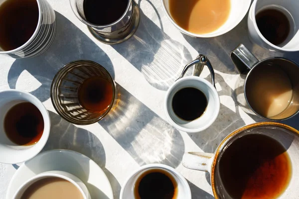 Kopjes Koffie Met Zonneschermen Betonnen Tafel Bovenaanzicht — Stockfoto