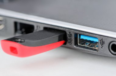 Laptop ve flash bellek
