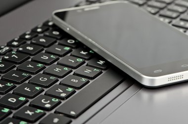 Klavye ve akıllı telefon yakın çekim 
