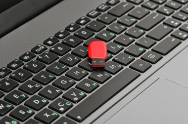 Laptop ve flash bellek