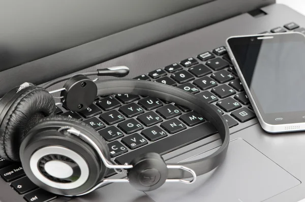Auriculares, teclado y smartphone — Foto de Stock