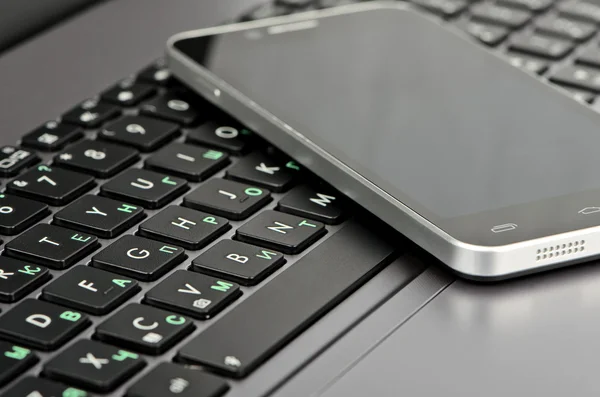 Клавіатура і смартфон крупним планом — стокове фото