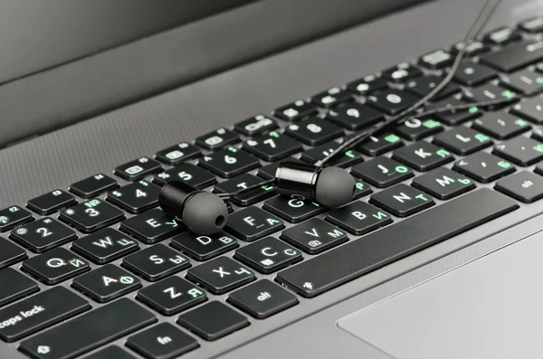 Auriculares en el teclado — Foto de Stock