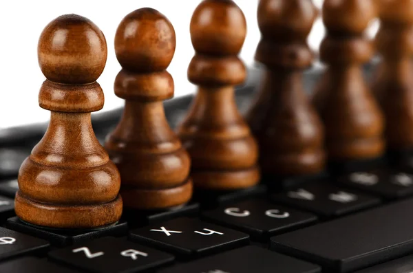 Шахматы и клавиатура — стоковое фото