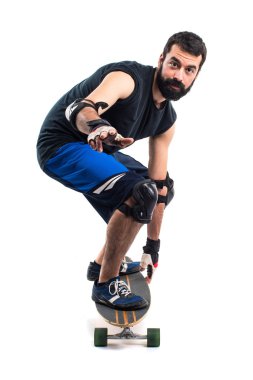 adam bir kaykay sürme