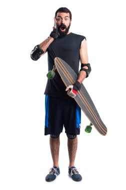 Sürpriz jest yapıyor patenci