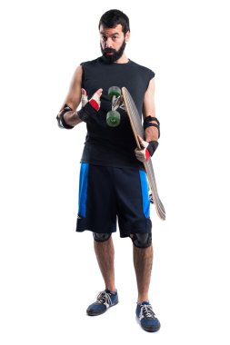 Sürpriz jest yapıyor patenci