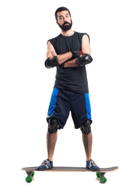 Adam onun kaykay üzerinde