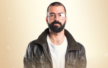 deri ceketi olan adam 