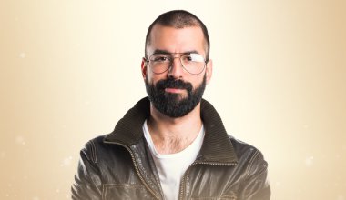 Erkek deri ceket kolları ile geçti