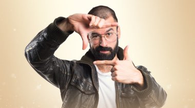 Erkek deri ceket onun parmaklarıyla odaklanan.