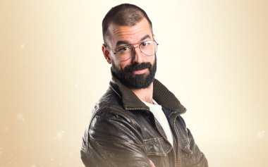 Erkek deri ceket kolları ile geçti