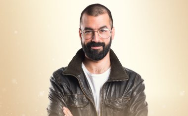 Erkek deri ceket kolları ile geçti