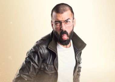 Deri ceket, dilini alarak adamla