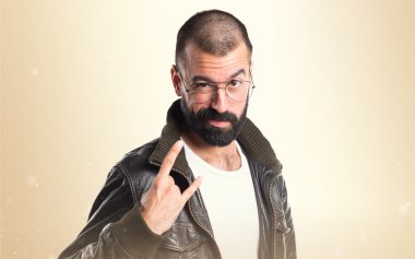 Erkek deri ceket boynuz jest yapma ile