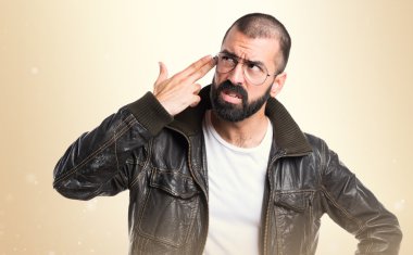 Erkek deri ceket intihar jest yapma ile