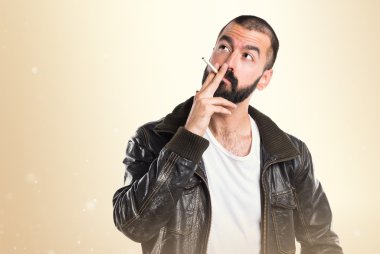 Bir deri ceket yasaktır giyen adam