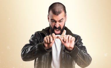 Adam bir sigara kırma