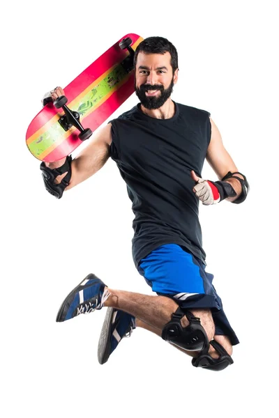 Skater saltando con el pulgar hacia arriba — Foto de Stock