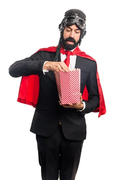 Super hrdina podnikatel jíst popcorns — Stock fotografie