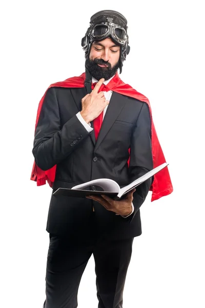 Super héroe hombre de negocios leyendo libro — Foto de Stock