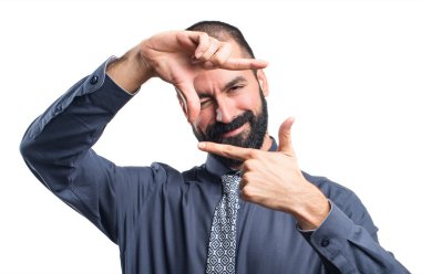 Adam onun parmaklarıyla odaklanarak