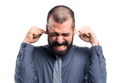 Adam kulaklarını kapatıyor.