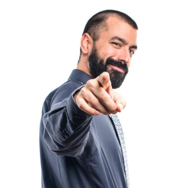 Öne doğru işaret eden adam