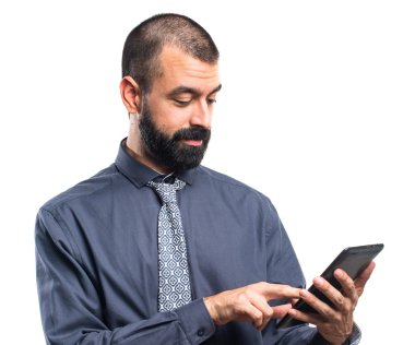 bir tablet tutan adam