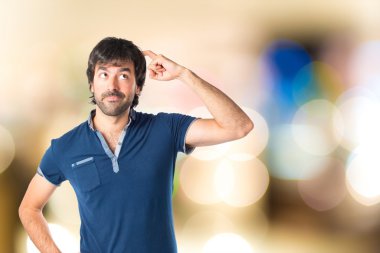adam izole beyaz arka plan üzerinde düşünme