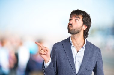 İş adamı izole beyaz arka plan üzerinde düşünme