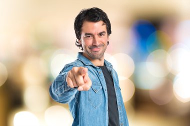 Beyaz arka plan üzerinde öne dönük adam