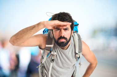 bir şey beyaz arka plan üzerinde gösterilen backpacker