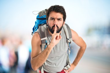 Beyaz arka plan sessizlik jest yapma backpacker izole