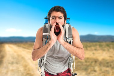 izole beyaz arka plan üzerinde bağırarak backpacker
