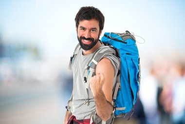 Şanslı backpacker izole beyaz arka plan üzerinde 