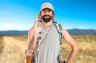 Backpacker Tamam beyaz arka plan üzerinde kayıt yapma