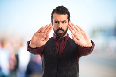 Giyen yelek dur işareti yapma dostum