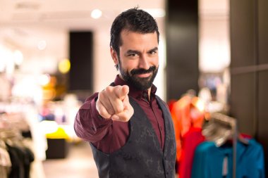 Öne doğru işaret yelek giyen adam 