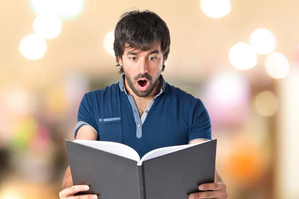 Uomo che legge un libro su sfondo bianco — Foto Stock