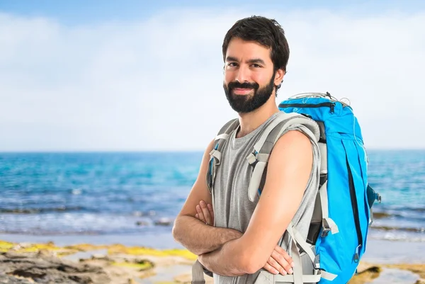 Sac à dos avec les bras croisés sur fond blanc — Photo