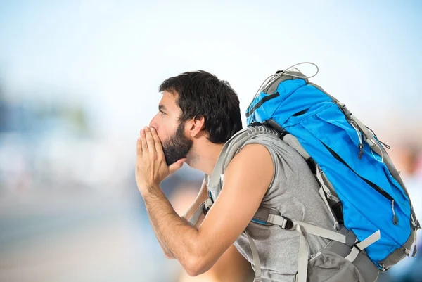 Backpacker schreeuwen over geïsoleerde witte achtergrond — Stockfoto