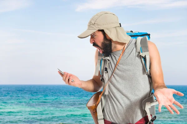 Sürpriz backpacker için mobil beyaz arka plan üzerinde konuşuyor